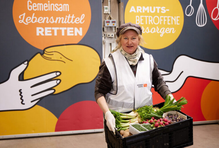 MitarbeiterIn der Tafel Österreich bei der täglichen Arbeit